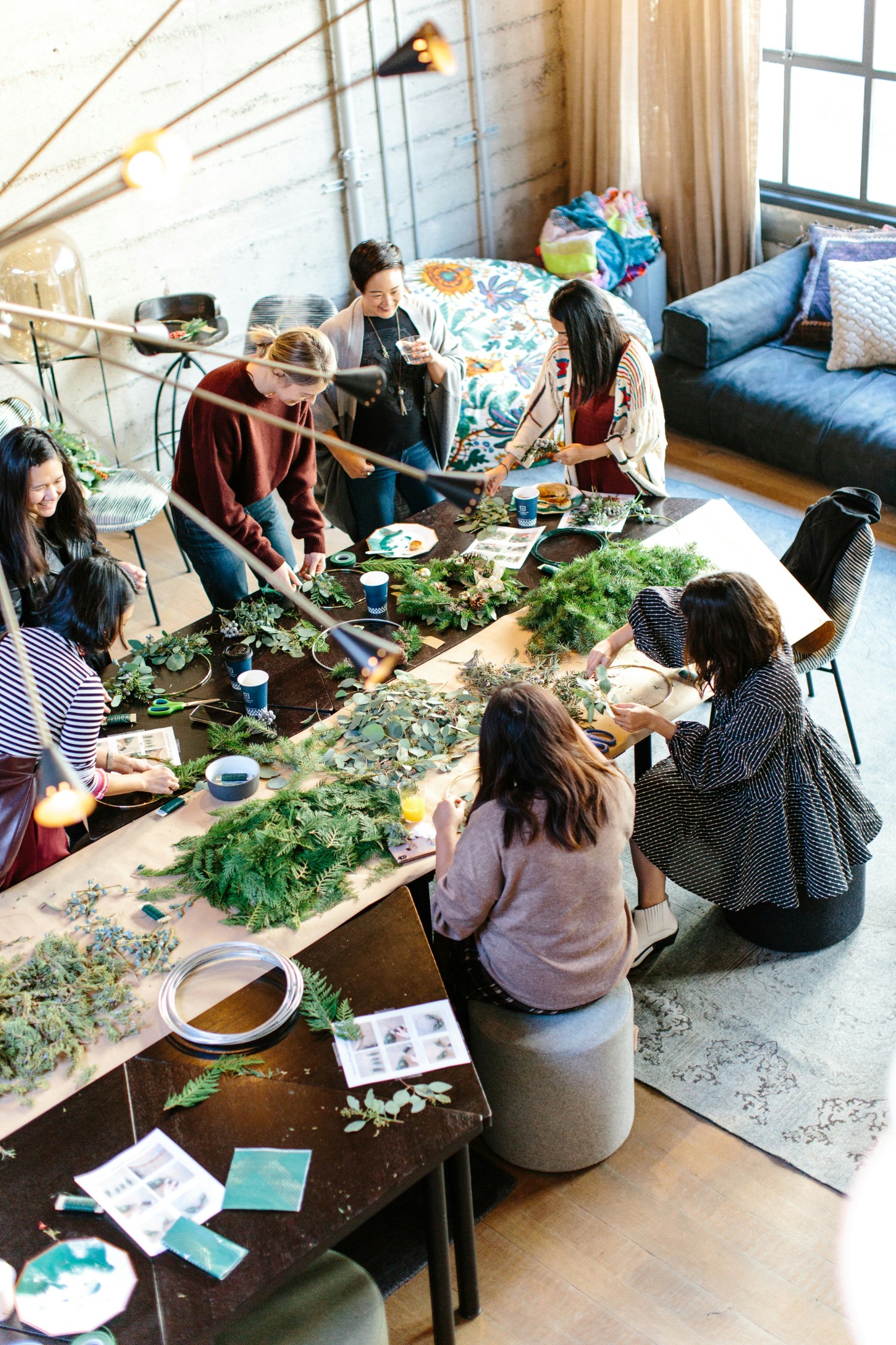 Un grupo de mujeres participando juntas en una actividad creativa
