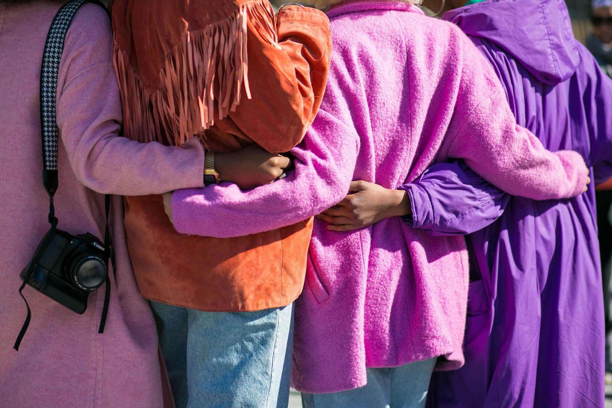 Mujeres abrazadas, símbolo de red y apoyo colectivo